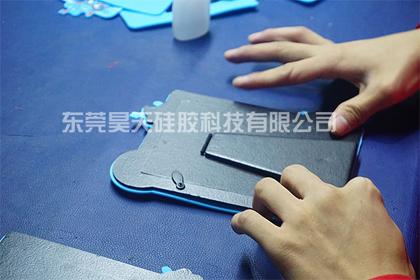 看老員工嫻熟的硅膠相框貼合技術(shù)