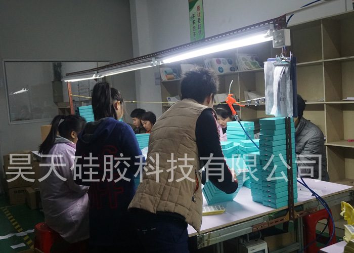硅膠套生產(chǎn)廠家_硅膠充電帖定制